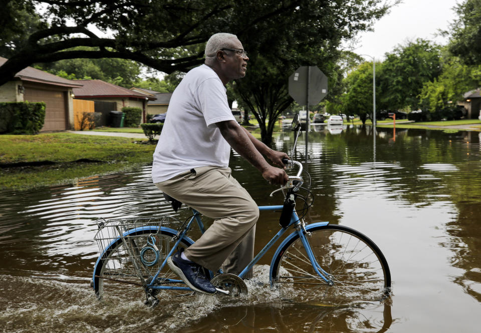 Un hombre monta una bicicleta el martes 22 de septiembre de 2020, en Houston, luego de que la tormenta tropical Beta provocó inundaciones en la ciudad. (Godofredo A. Vásquez/Houston Chronicle vía AP)