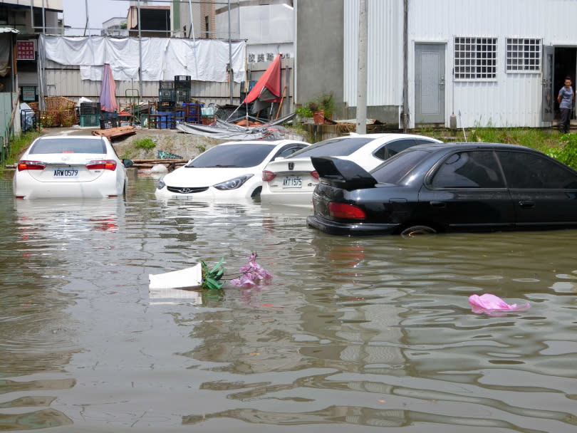 檢查車內可以推測淹水高度位置，在台灣若車子泡水的話百分之九十都是黃土。（圖／報系資料照）