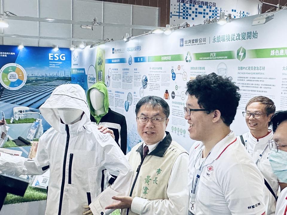 台南市長黃偉哲參觀會展各攤位，實地瞭解廠商最新產品和產業發展現況。（圖：龐清廉攝）