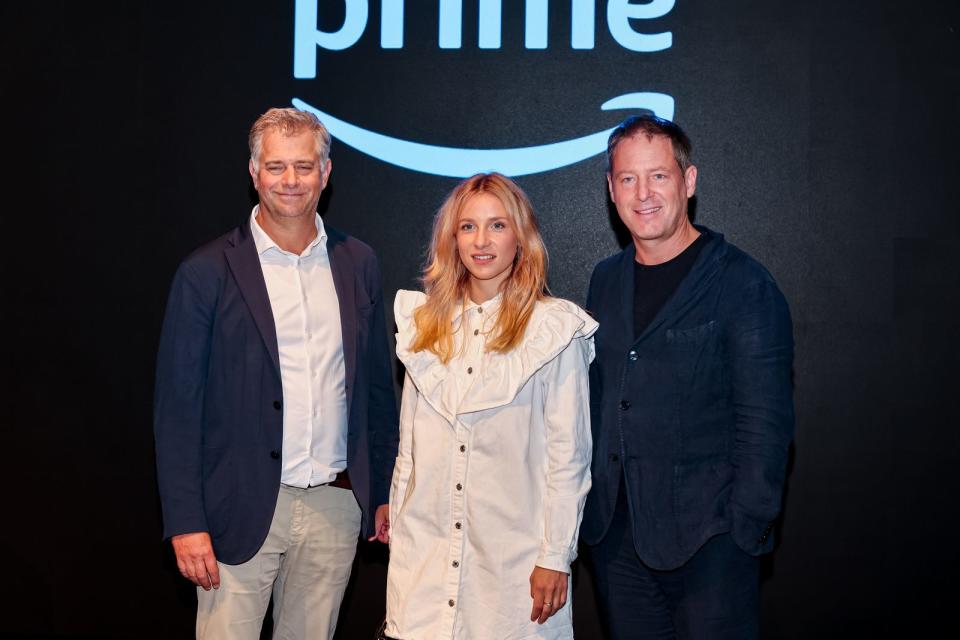 Lena Klenke übernimmt in "Perfect Match" die Rolle von Tennislegende Steffi Graf. Auf der Vernstaltung "Prime Video Presents Sport" zeigte sich die Schauspielerin zusammen mit dem Produzenten Eric Welbers (links) und Regisseur Florian Gallenberger. (Bild: 2023 Getty Images/Leonhard Simon)