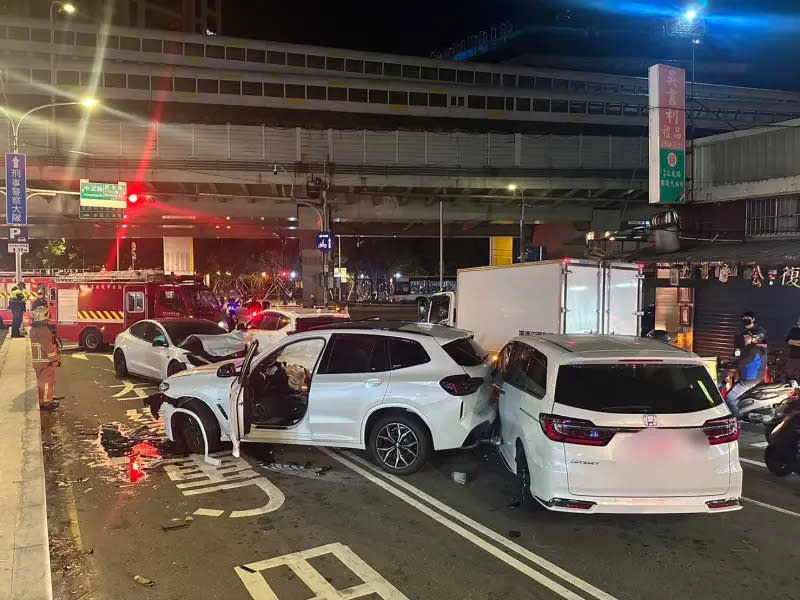 ▲中和區12日晚間發生一起特斯拉撞3汽車、2機車車禍事故。（圖／翻攝畫面）