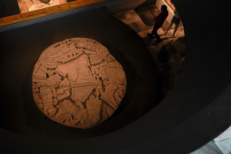 Un monolito que representa a Coyolxauhqui se exhibe en el Museo del Templo Mayor, en conmemoración del 45 aniversario del descubrimiento de la piedra circular, en Ciudad de México, el miércoles 29 de marzo de 2023. La exposición "Coyolxauhqui: La estrella, la diosa, el descubrimiento" muestra más de 150 objetos arqueológicos enfocados en la mitología, el simbolismo e investigación científica en torno a la diosa lunar mexica. (AP Foto/Eduardo Verdugo)