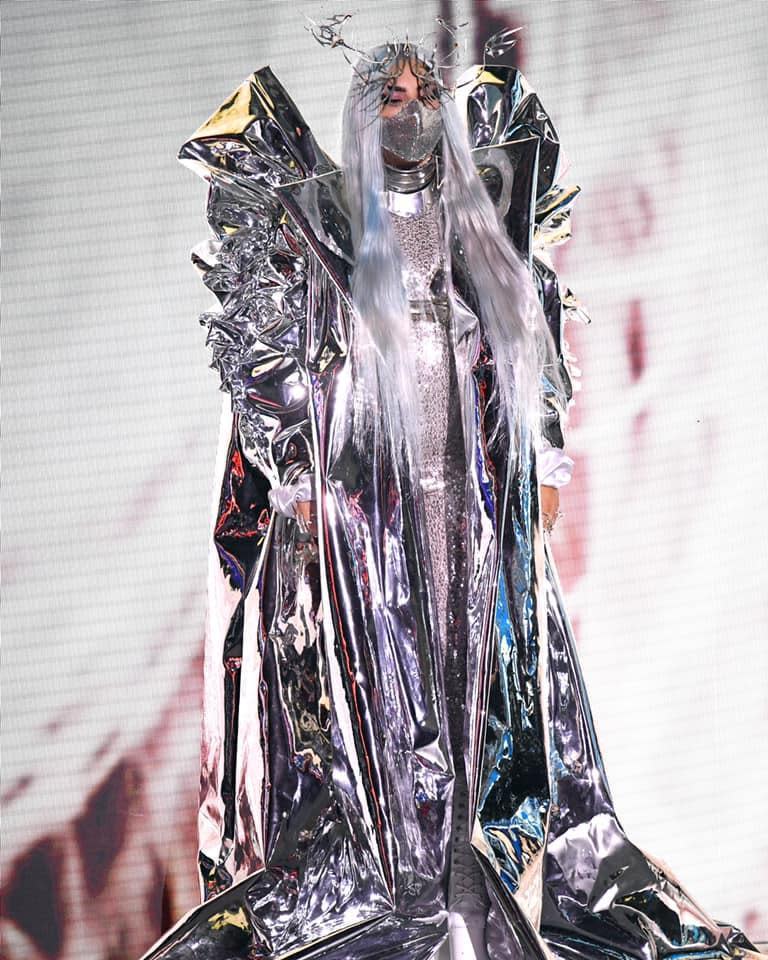 女神卡卡戴口罩也要顧時尚，每次上台領獎都換不同造型，吸引目光。（翻攝自Lady Gaga臉書）