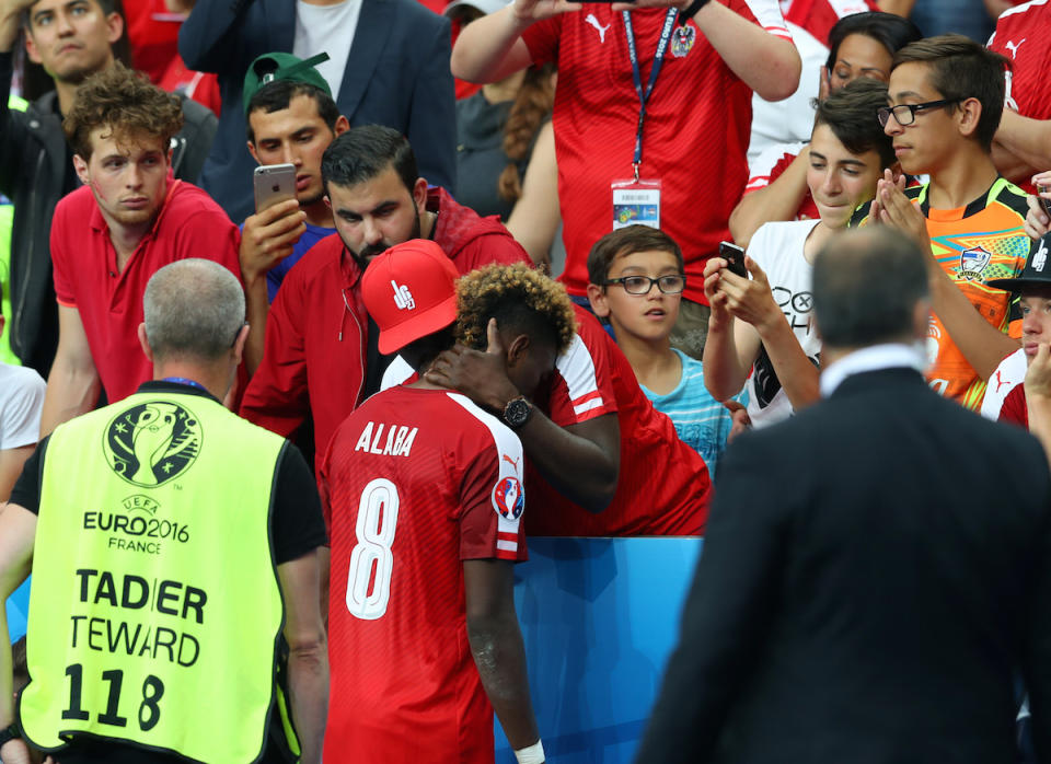 Nach der Niederlage im entscheidenden Spiel gegen Island wird Bayern-Star und Österreich-Teamspieler David Alaba von seinem Vater getröstet. (dpa, AP Photo/Thibault Camus)