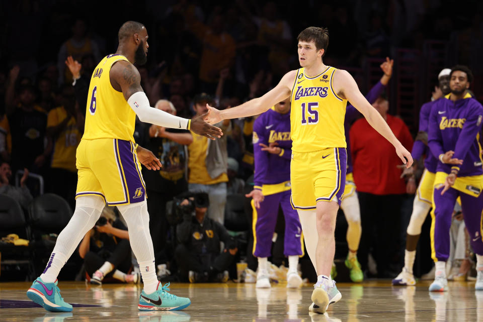 Austin Reaves（圖右）的成長，對紫金大軍能崛起非常關鍵。（Photo by Harry How/Getty Images）