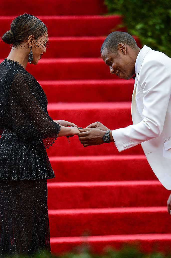 Malgré les incessantes rumeurs de séparation, Jay-Z et Beyoncé prouvent que leur amour est plus fort que tout. Le 4 décembre 2007, l’interprète de <em>4 :44 </em>choisit de s’offrir le plus beau des cadeaux pour son anniversaire. Alors qu’ils se trouvent à Paris, il demande à sa chérie de l’épouser. Pour célébrer leurs fiançailles, le couple se rend au Crazy Horse. Cette virée au cabaret parisien inspire alors la future Mrs Carter. Comme elle l’explique dans le mini-documentaire Self-Titled, la sensualité des danseuses et l’univers sexy des lieux lui donnent "<em>envie de performer de la même façon pour mon homme</em>". Et d’ajouter : "<em>c’est d’ailleurs ce que j’ai fait… mais pour le clip de mon titre Partition</em>". Qui a dit qu’elle était un peu trop obsédée par son travail ? ©<em>Getty images</em>