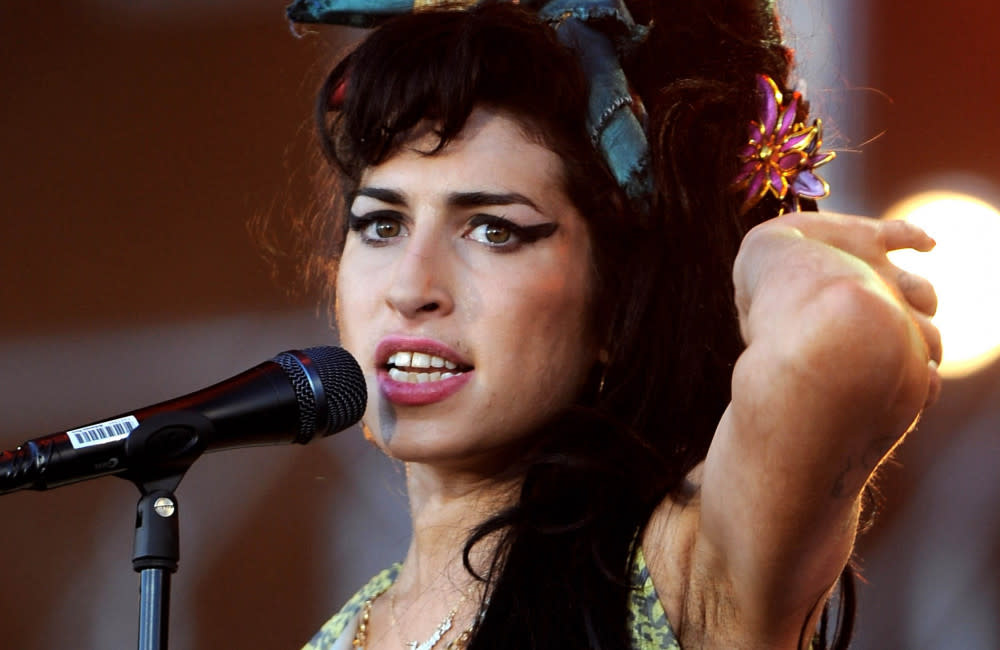 Amy Winehouse - performing live - 2008 - Famous