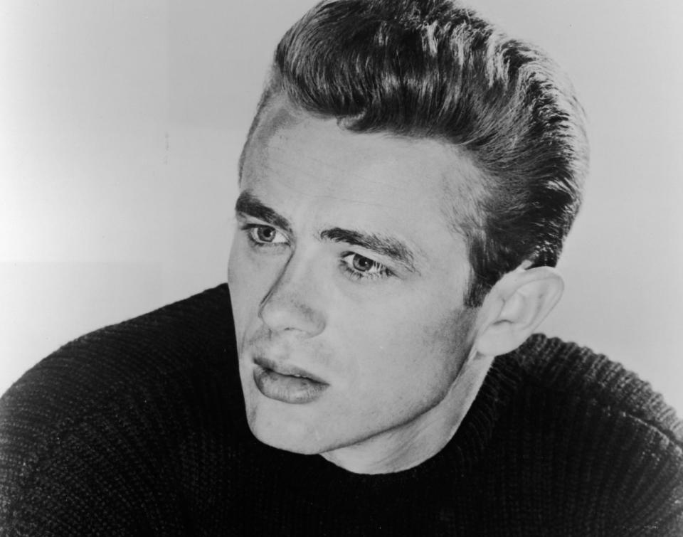 Den Titel "King of Cool" hätte Steve McQueen wahrscheinlich nur James Dean streitig machen können - wäre der 1955 nicht im Alter von nur 24 Jahren bei einem Autounfall ums Leben gekommen. Im Jahr zuvor war James Dean mit seiner Rolle in "... denn sie wissen nicht, was sie tun" zum Jugendidol avanciert. (Bild: Hulton Archive/Getty Images)