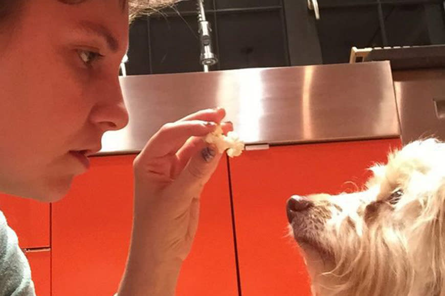 The actress goes head to head with her pooch Lamby over a piece of popcorn.