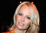 Nach David Hasselhoffs Weggang zog 2013 mit Pamela Anderson ein weiterer Ex-"Baywatch"-Star in den Container. Wobei Madame es vorzog, nur tagsüber bei den seltsamen Deutschen vorbeizuschauen. Zur Nachtruhe verzog sich die Anderson in eine Luxusabsteige. Ganz schön etepetete!