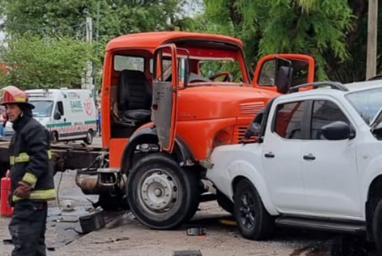 Catamarca: así fue el momento en que un camión cisterna fuera de control chocó a toda velocidad contra seis automóviles 