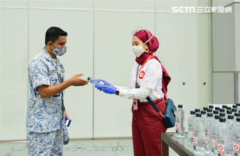 200名亞航員工擔任接種中心當志工，高辨識度為企業形象加分。(圖/取自airsaiatravels IG)