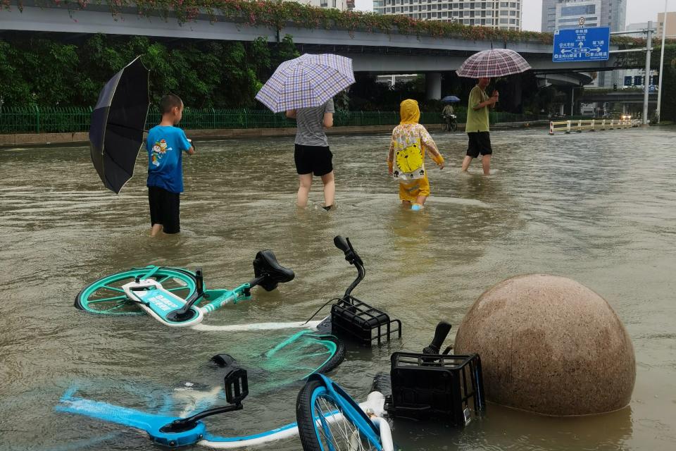 颱風杜蘇芮造成福州市大淹水，民眾29日在市區涉水通行。美聯社