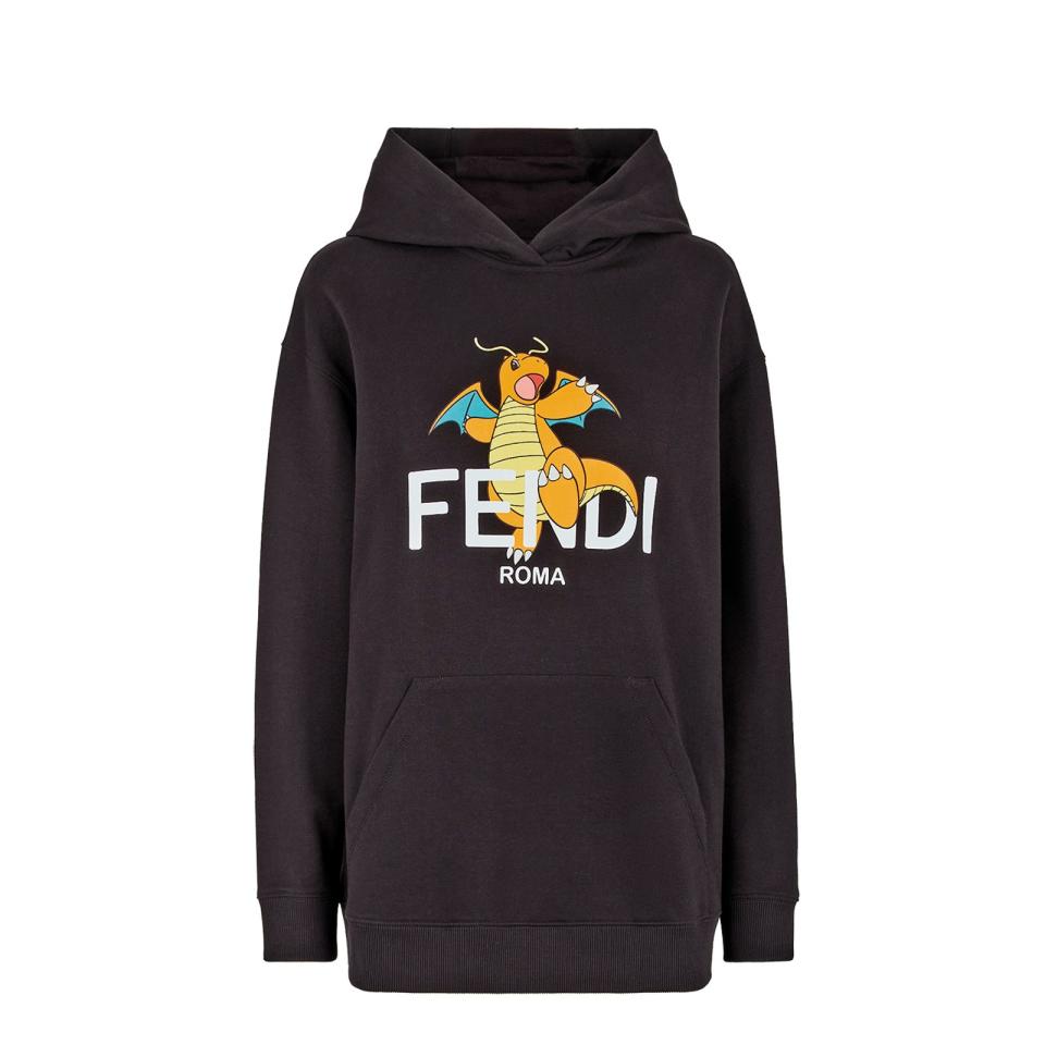 印有快龍圖案的FENDI x FRGMT x POKÉMON聯名系列連帽衛衣。價格店洽（FENDI提供）