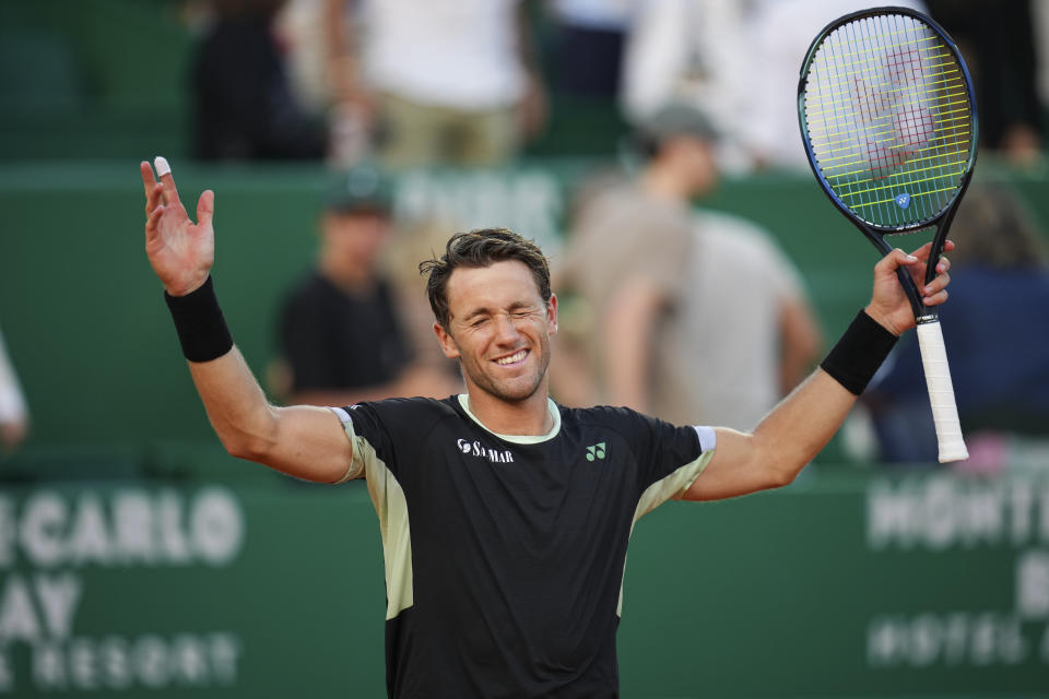 El noruego Casper Ruud celebra tras vencer al serbio Novak Djokovic en la semifinales del Masters de Montecarlo el sábado 13 de abril del 2024. (AP Foto/Daniel Cole)