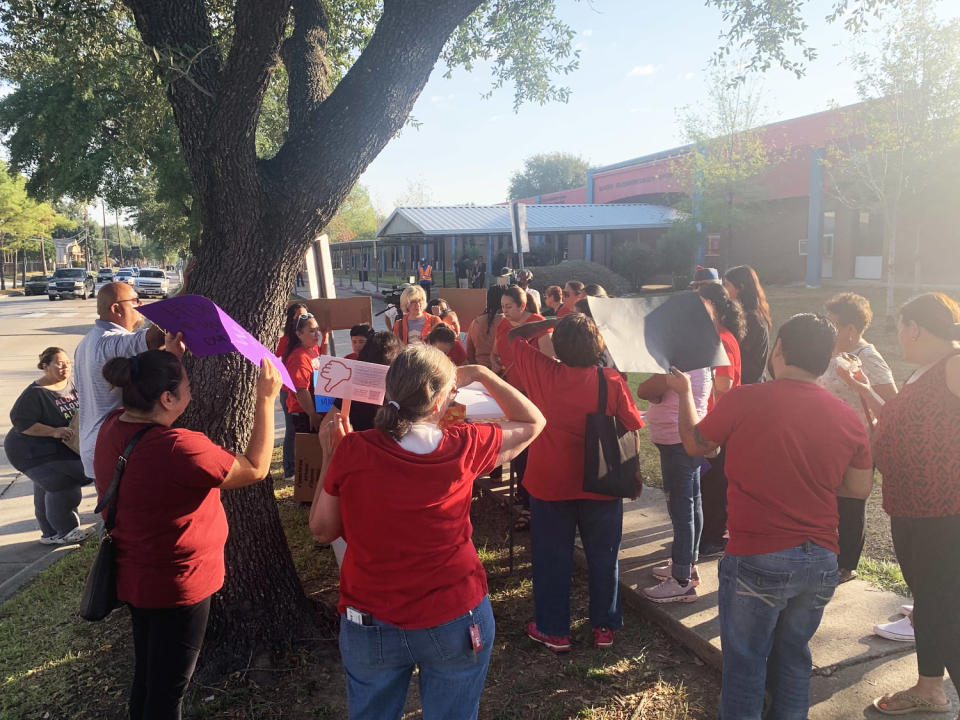 HISD parents rally outside Cage Elementary and Project Chrysalis Middle School (Anna Bauman / Houston Chronicle via Getty Images file)