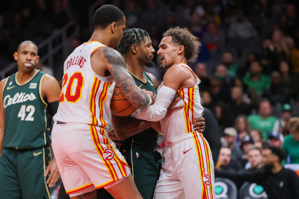 Der Defensivspieler des Jahres Marcus Smart und der zurückkehrende NBA-Guard Trae Young gerieten am Ende des zweiten Aufeinandertreffens zwischen den Boston Celtics und den Atlanta Hawks in dieser Saison in einen hitzigen Schlagabtausch.  (Brett Davis/USA Today Sports)