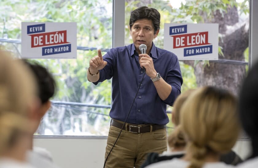 Los Angeles, CA - May 28: Mayoral candidate Kevin De Leon talks with campaign staff and volunteers at his campaign headquarters on Saturday, May 28, 2022 in Los Angeles, CA. (Brian van der Brug / Los Angeles Times)