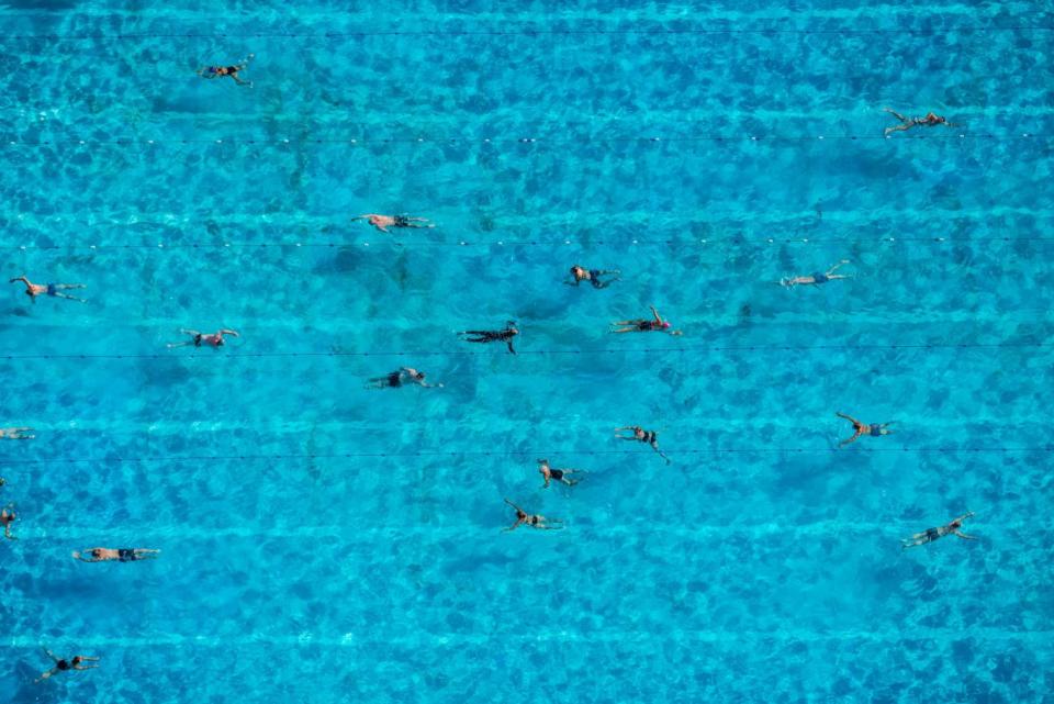 Londoners enjoy a swim in Brockwell Park lido (www.jasonhawkes.com )