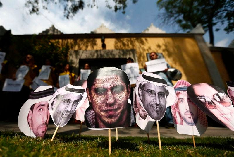 A picture of Saudi blogger Raif Badawi (C) is seen between others photos of prisoners in Saudi Arabia during a demonstration for his release from jail outside the Embassy of Saudi Arabia in Mexico City, February 20, 2015. REUTERS/Edgard Garrido 