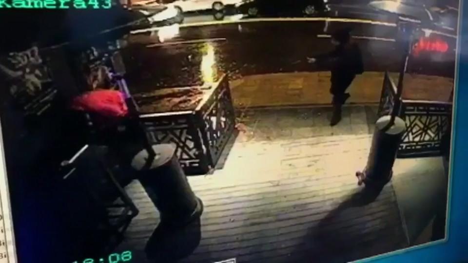 Imagen facilitada por el periódico Haberturk el domingo 1 de enero de 2017 tomada de una cámara de seguridad en la que aparece un atacante armado antes de abrirse paso a disparos en el club nocturno Reina en Estambul, Turquía el domingo por la madrugada. (CCTV/Periódico Haberturk vía AP)