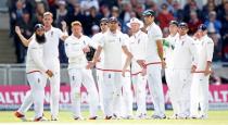 Cricket - England v Australia - Investec Ashes Test Series Third Test - Edgbaston - 30/7/15 England wait for Australia's Chris Rogers review Action Images via Reuters / Carl Recine Livepic