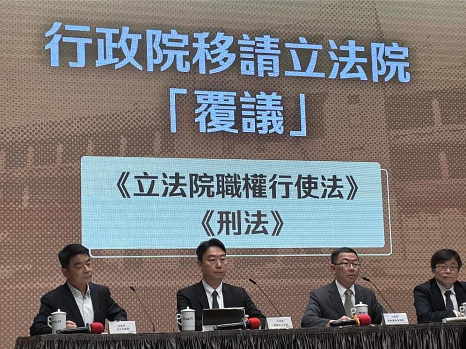 行政院今核准國會改革覆議案，政委林明昕今提覆議七大原因，指稱7點原因都與違憲有關，但也強調，提起覆議是良性憲政互動，決不是說要打架。（蔡雯如攝）