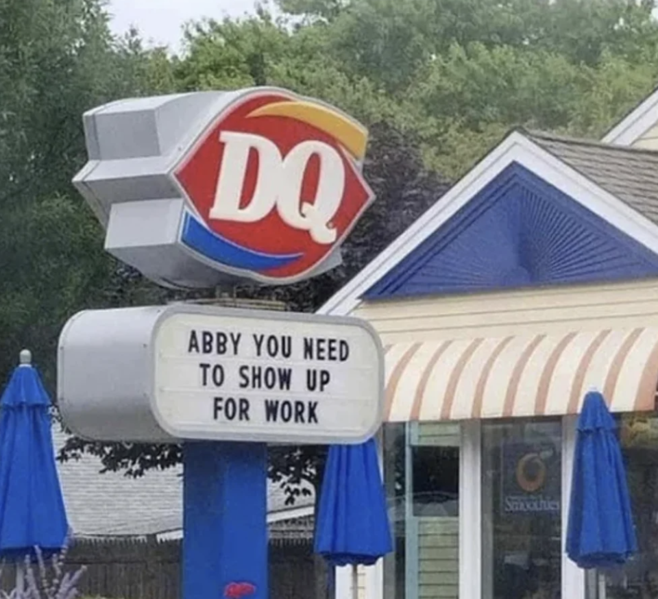 خارج از Dairy Queen با پیام امضا کنید "ABBY شما باید برای محل کار حاضر شوید"