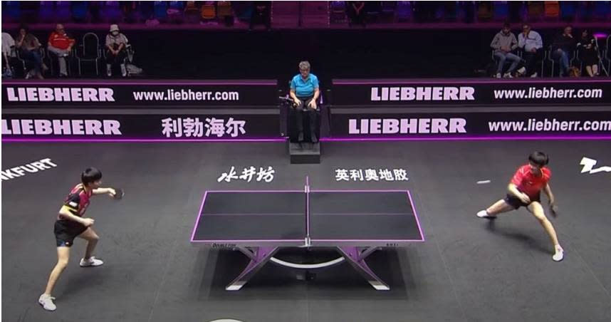 林昀儒（左）擊敗陸名將王楚欽（右）。（圖／翻攝YouTube頻道World Table Tennis，下同）