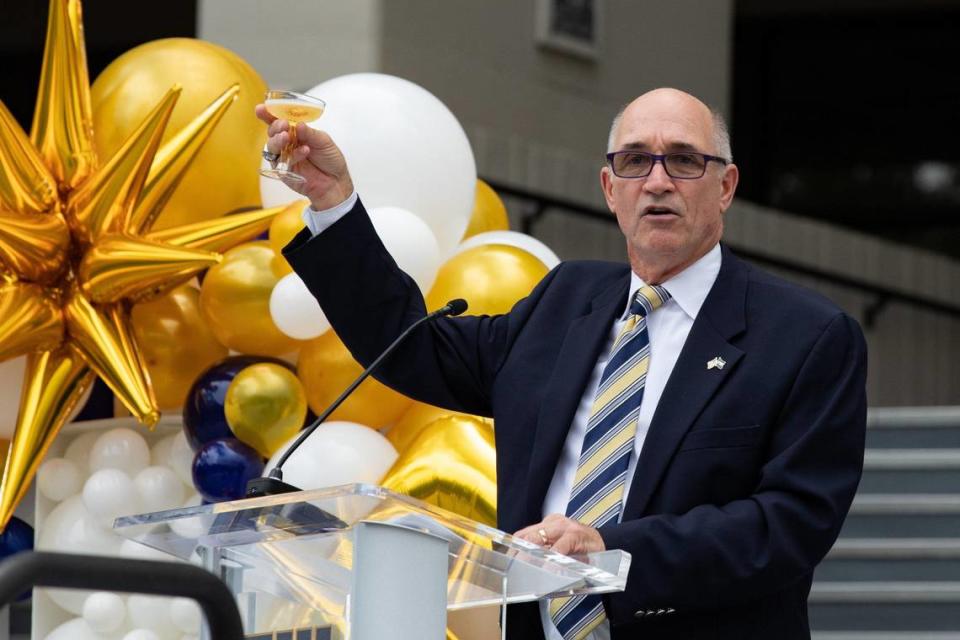 El Dr. Kenneth A. Jessell, presidente interino de la FIU, hace un brindis para celebrar el 50 aniversario de la FIU en las escaleras del edificio Charles Perry en el campus Modesto A. Maidique en Miami, Florida, el lunes 19 de septiembre de 2022. Sydney Walsh/swalsh@miamiherald.com