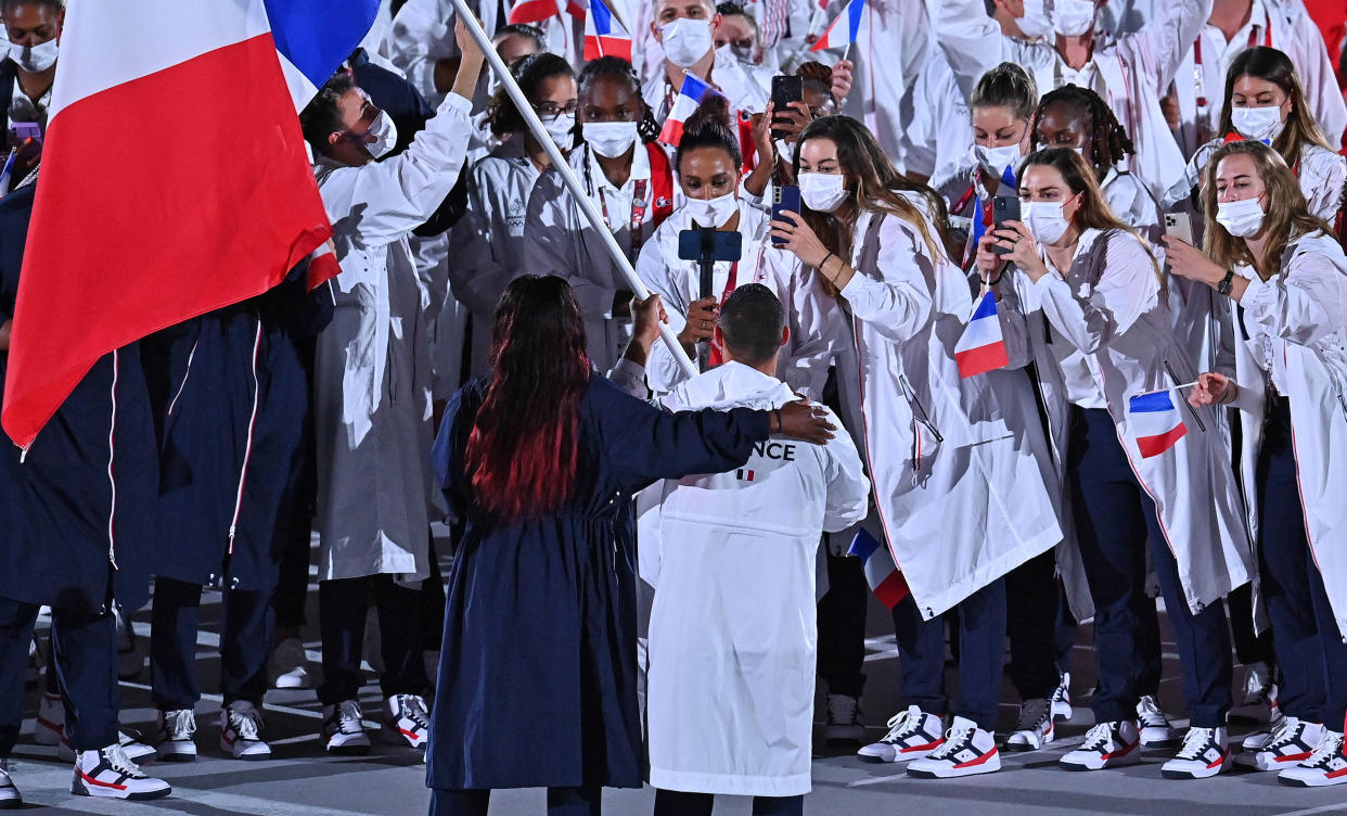 Lors des JO de Tokyo, décalés à l’été 2021 du fait de la pandémie de Covid, le gymnaste Samir Aït-Saïd et la judoka Clarisse Agbégnénou avaient été désignés porte-drapeaux de la délégation française. Trois ans plus tard, le mystère règne quant à l’identité de leurs successeurs.