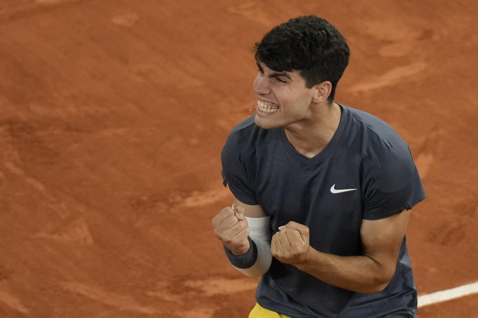 El español Carlos Alcaraz celebra al ganar su duelo de cuartos de final del Abierto de Francia ante el griego Stefanos Tsitsipas el martes 4 de junio del 2024. (AP Foto/Christophe Ena)