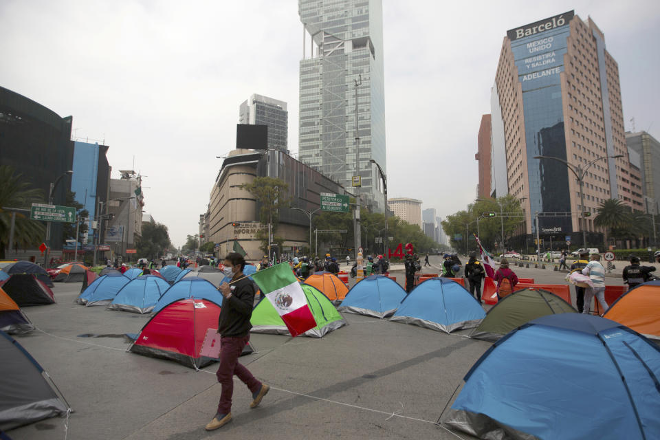 ARCHIVO - En esta foto de archivo del 21 de septiembre de 2020, los manifestantes que exigen la renuncia del presidente mexicano Andrés Manuel López Obrador acampan en la intersección de las calles Juárez y Reforma de la Ciudad de México. El viernes 25 de septiembre de 2020, The Associated Press informó sobre historias que circulaban en línea afirmando incorrectamente que las carpas montadas eran las mismas que el gobierno canadiense donó para las víctimas de un terremoto en la Ciudad de México que se produjo el 19 de septiembre de 2017. La embajada ha negado que las tiendas que donaron hace tres años sean las mismas que aparecen en las fotos. (AP Foto/Fernando Llano, Archivo)