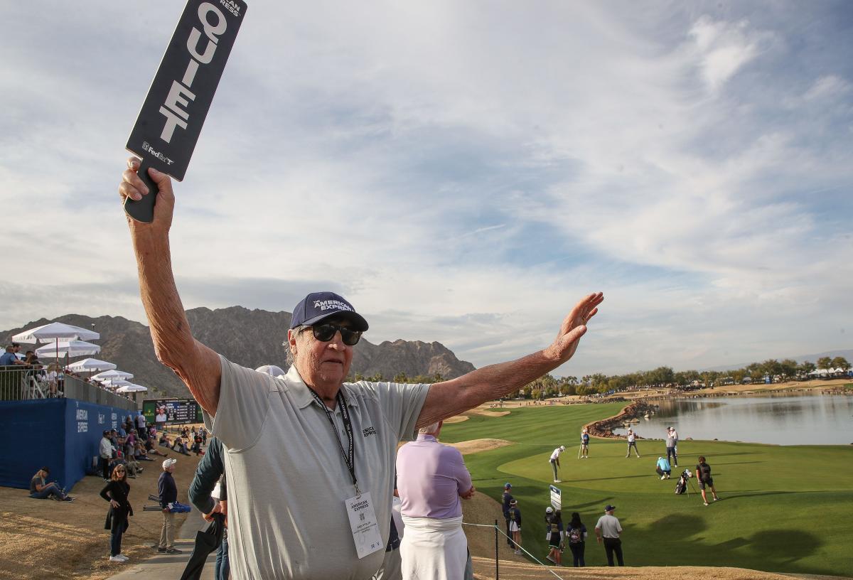 Der 91-jährige Freiwillige ist immer noch stark und nähert sich seinem 50. Lebensjahr beim PGA-Event in der Wüste