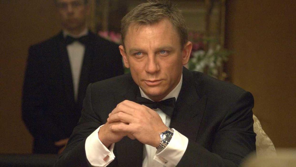  Daniel Craig wearing tuxedo in Casino Royale. 