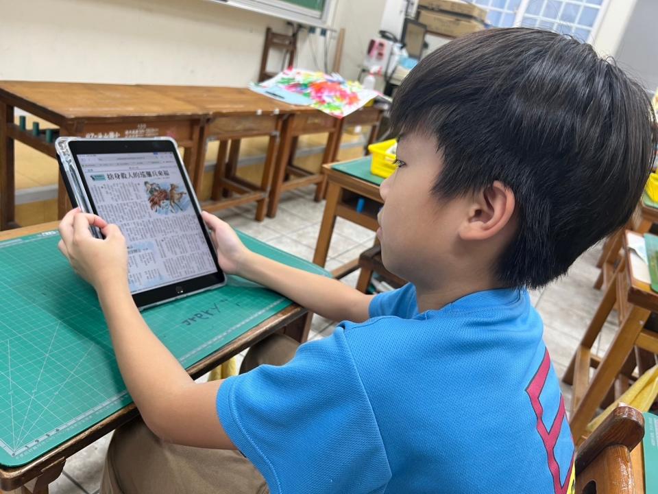 學生自主學習使用平板上Hami書城閱讀國語日報。   圖：新北市教育局提供