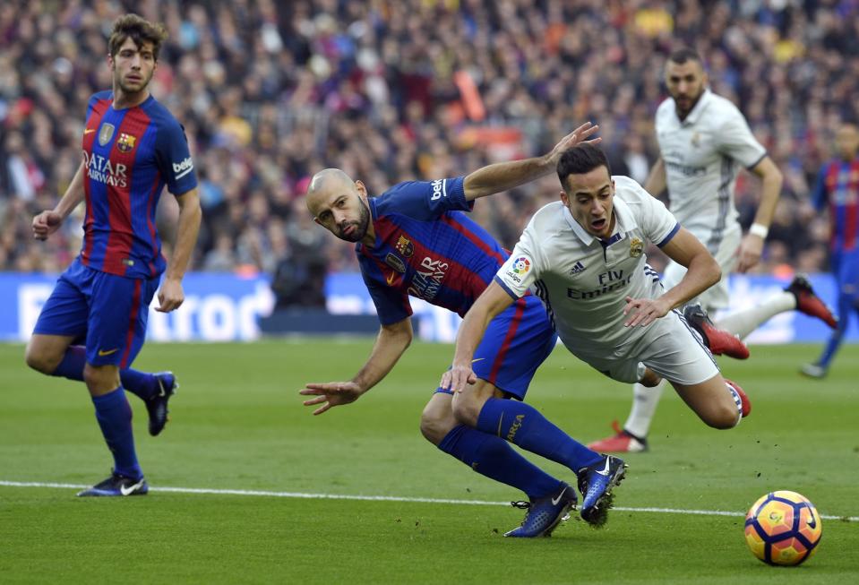 <p>Dès la 3e minute, Barcelone aurait du être sanctionné d’un penalty pour cette faute de Mascherano. Le Real aussi, à la 40e, pour une main de Carvajal. Mais rien n’a été sifflé. </p>