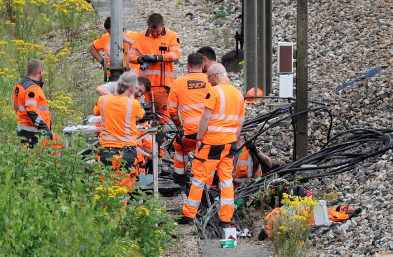 Empleados de la compañía ferroviaria nacional francesa SNCF en Croiselles, en el norte de Francia, el 26 de julio de 2024, tras un sabotaje a varias líneas de alta velocidad (Denis Charlet)