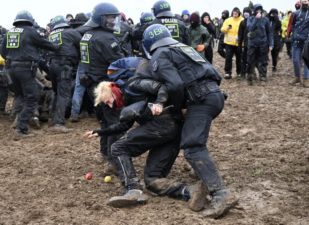 La police fédérale allemande en train de traîner un manifestant contre l'extension de la mine de charbon à Lützerath, ce samedi. - INA FASSBENDER 