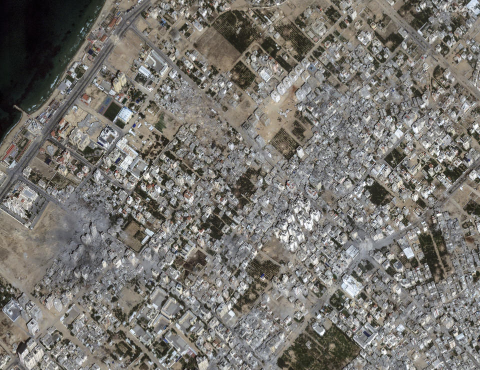 Esta imagen proporcionada por Maxar Technologies muestra los daños a edificios y estructuras tras los ataques aéreos israelíes en el vecindario de Al Karameh, en el norte de la Franja de Gaza, el 21 de octubre de 2023. (Satellite image ©2023 Maxar Technologies vía AP)