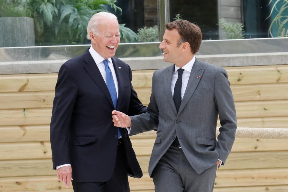 Joe Biden et Emmanuel Macron lors de leur première rencontre en personne le 11 juin 2021, durant le G7 de Carbis Bay (Royaume-Uni) - Ludovic MARIN / AFP