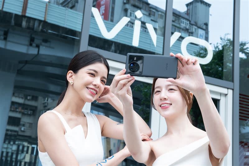 vivo X80搭載vivo獨家訂製V1+專業影像晶片。（圖／vivo提供）