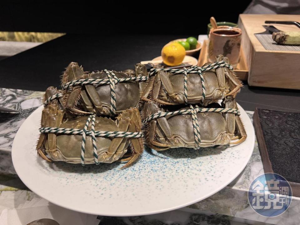 挑選的江蘇太湖大閘蟹，每隻約重5.9～6.5兩。