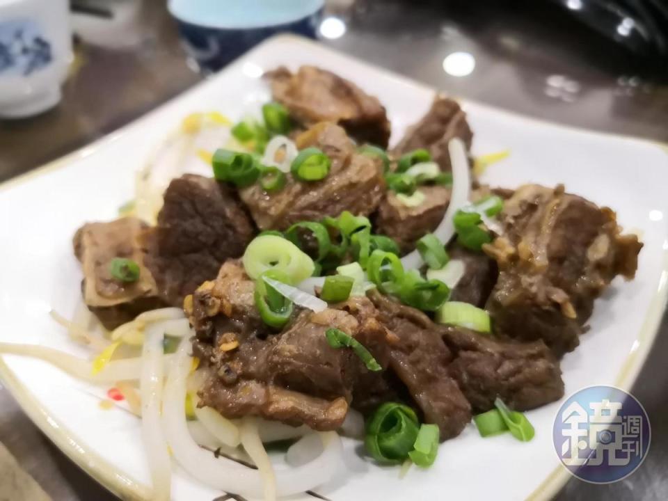 麻辣牛肉軟嫩，滋味香麻。