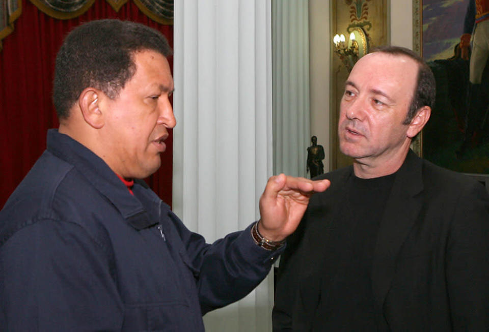 En esta foto difundida por la Oficina de Prensa de Miraflores, el presidente de Venezuela, Hugo Chávez, a la izquierda, habla con el actor estadounidense Kevin Spacey en el palacio presidencial de Miraflores en Caracas, el lunes 24 de septiembre de 2007. (AP Photo / Miraflores Press Office)