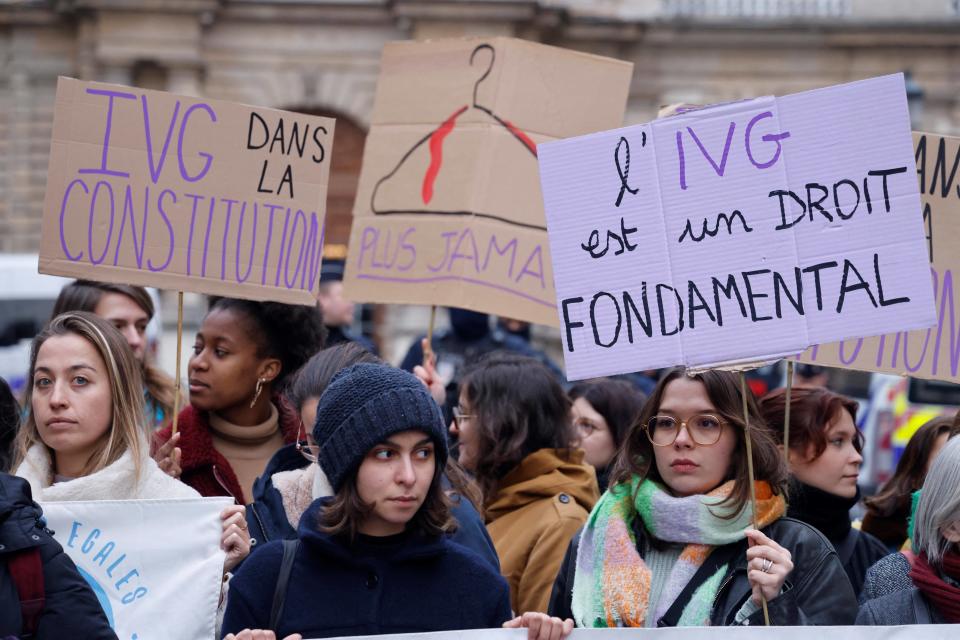 L’inscription de l’IVG dans la Constitution votée à l’Assemblée mais le plus dur reste encore à faire (Photo d’illustration prise le 1 février 2023 à Paris, lors d’une manifestation pour inscrire l’IVG dans la Constitution)