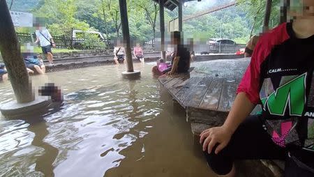 還有大媽躺著泡在泡腳池中，四周都是泡腳的遊客。（翻攝自爆料公社二社）