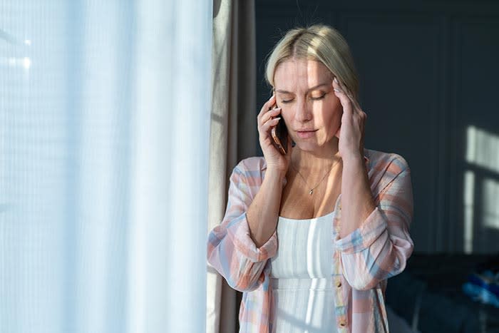 mujer con dolor de cabeza