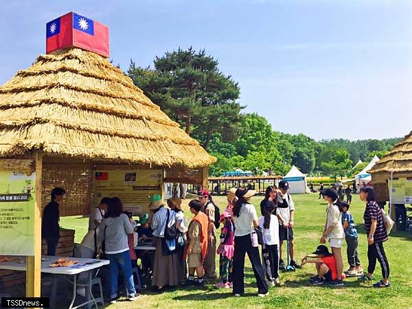 十三行博物館前進韓國漣川舊石器節，吸引各國民眾爭相排隊體驗。（圖：十三行博物館提供）