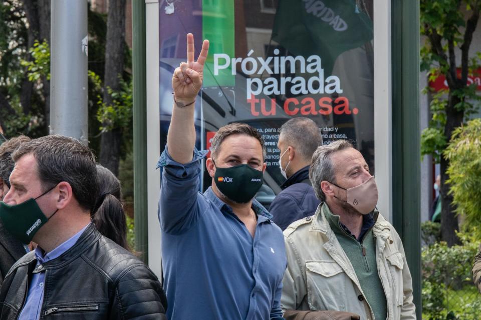 <span class="caption">El líder de Vox, Santiago Abascal, hace el signo de la victoria el 1º de Mayo de 2021.</span> <span class="attribution"><a class="link " href="https://www.shutterstock.com/es/image-photo/madrid-spain-may-1-2021-santiago-1966065889" rel="nofollow noopener" target="_blank" data-ylk="slk:Shutterstock / Alvaro Laguna;elm:context_link;itc:0;sec:content-canvas">Shutterstock / Alvaro Laguna</a></span>